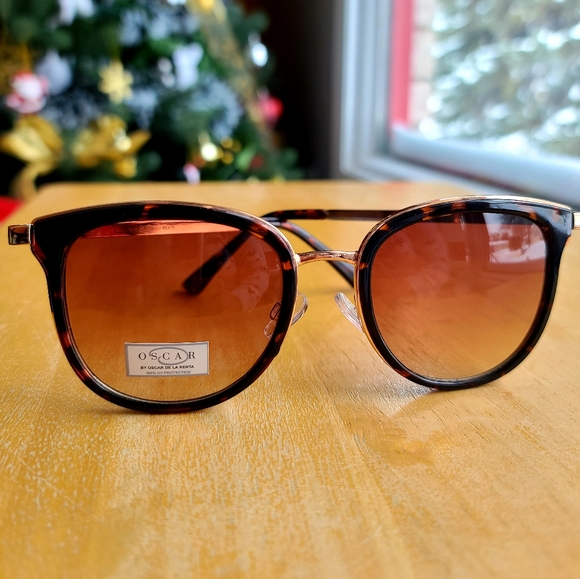 Oscar dela Renta Sunglasses - Picture 2 of 5